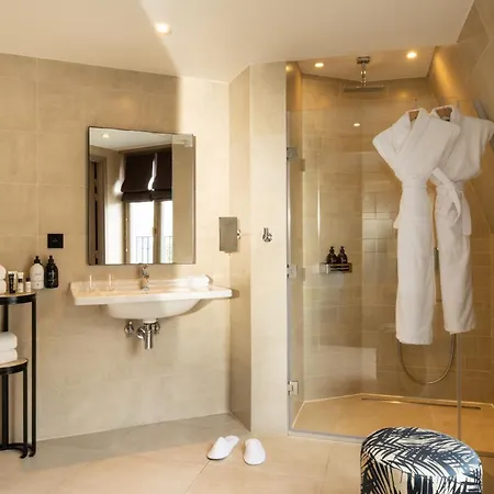 Le 10 Bis Hotell 4*